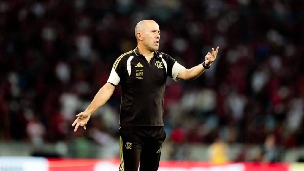 Leonardo Jardim atribui queda do Flamengo a erros de passe e comenta situação de Cebolinha