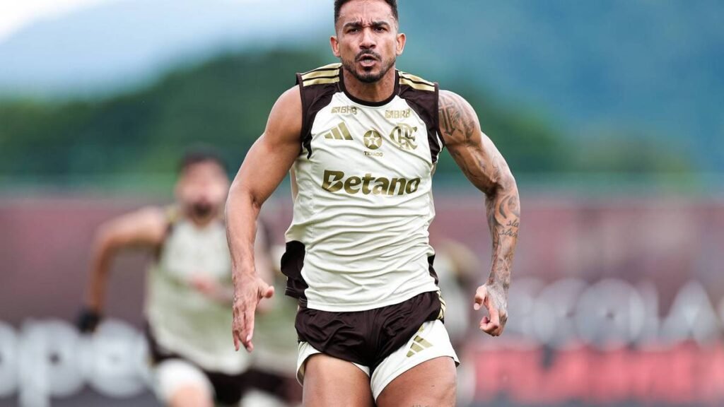 Flamengo prioriza renovações de Danilo e Pulgar até o fim do ano