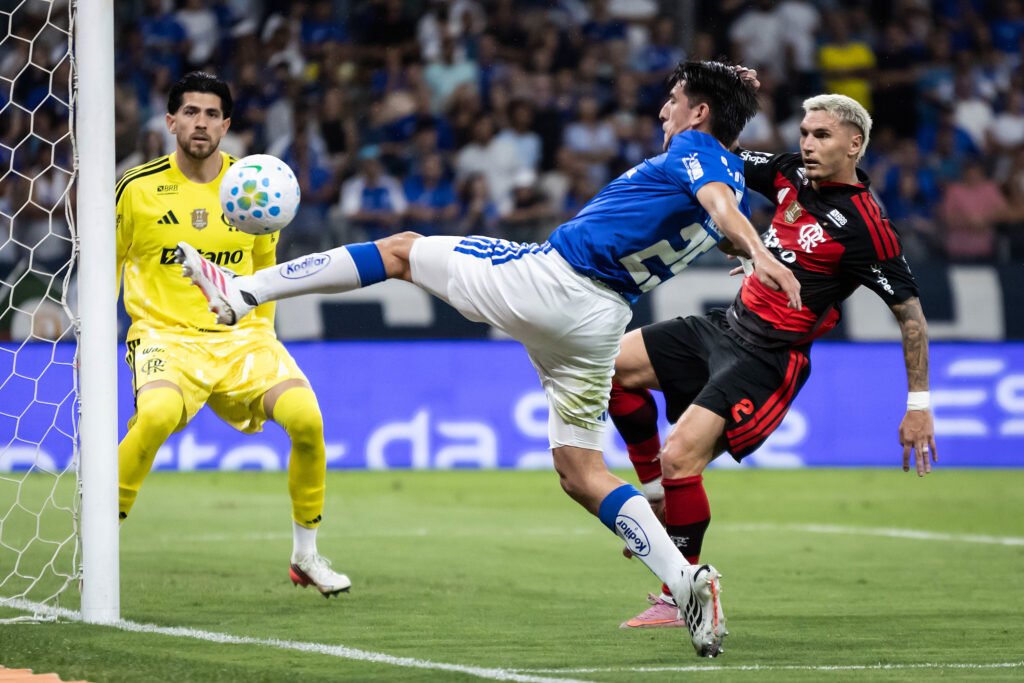 Varela lamenta derrota do Flamengo para o Cruzeiro e cobra equilíbrio na sequência