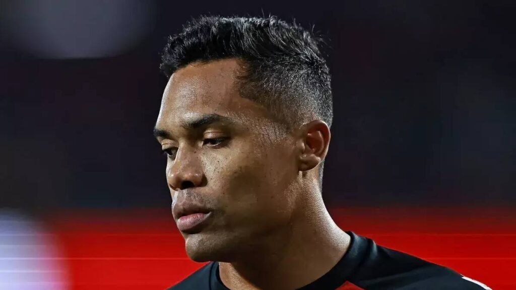 Alex Sandro renova com o Flamengo até 2027, mas histórico de lesões segue como desafio