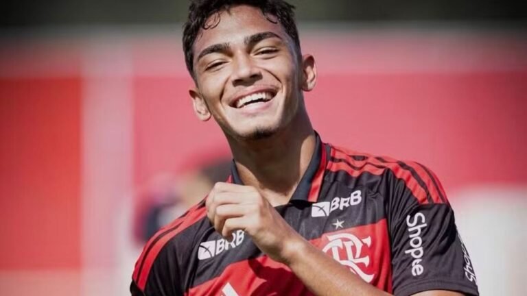 Josmar treina com profissionais do Flamengo e é opção de ataque contra o Botafogo