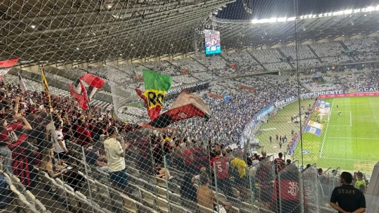 Torcida do Flamengo provoca Cruzeiro no Mineirão antes de jogo do Brasileirão