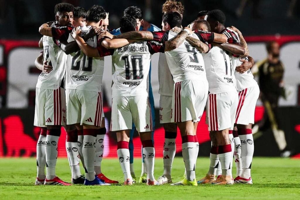 Arrascaeta cobra solução para o gramado do Maracanã após Flamengo x Del Valle