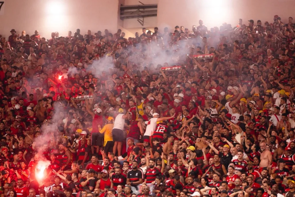 Jornalista da Globo se emociona com torcida do Flamengo no jogo contra o Cruzeiro pela Libertadores