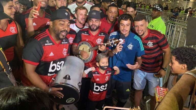 Torcedor de 12 anos viraliza ao ser comparado a Zico em jogo do Flamengo