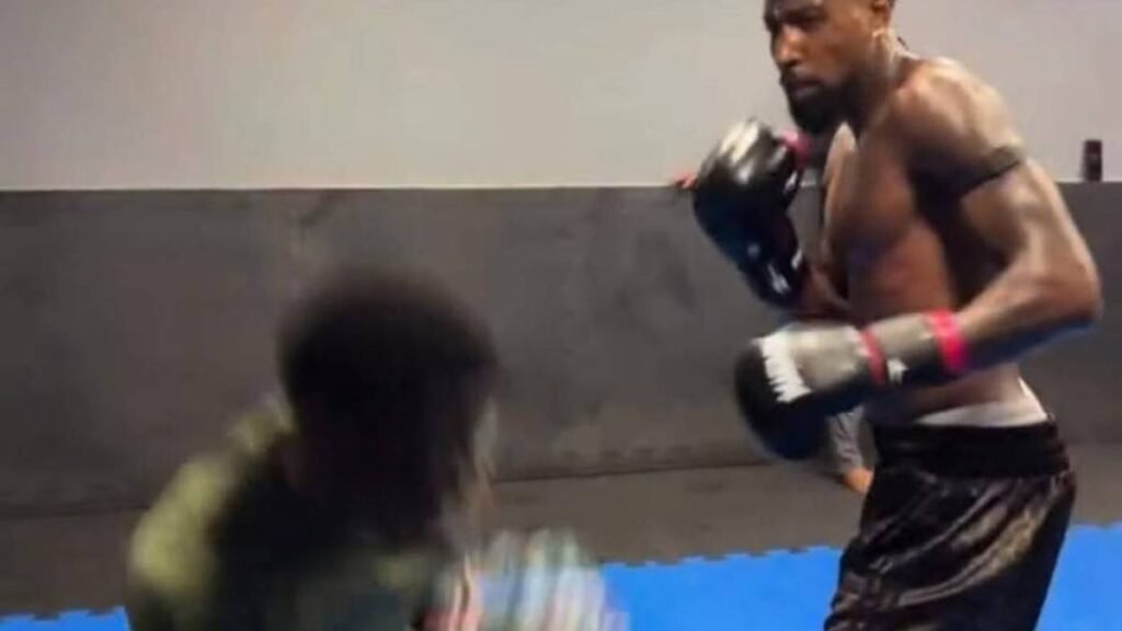 Emerson Royal explica como o boxe ajuda no seu condicionamento e cita evolução sob Jardim