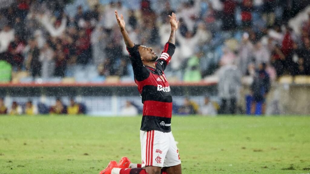 Flamengo vence o Corinthians e assume a liderança do segundo turno do Brasileiro