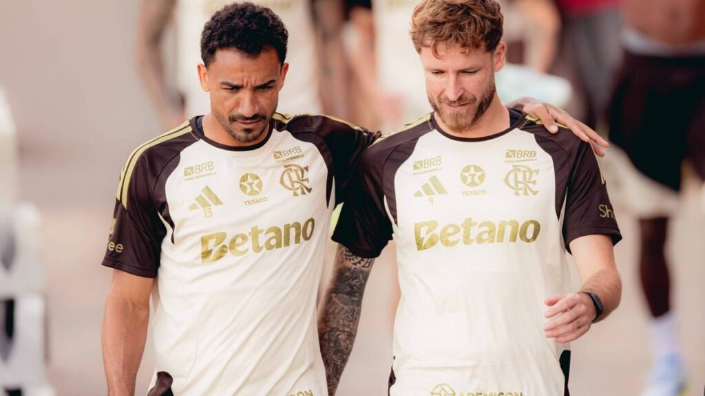 Danilo diz que filho de 7 anos torce para o Fluminense e relata reação em casa