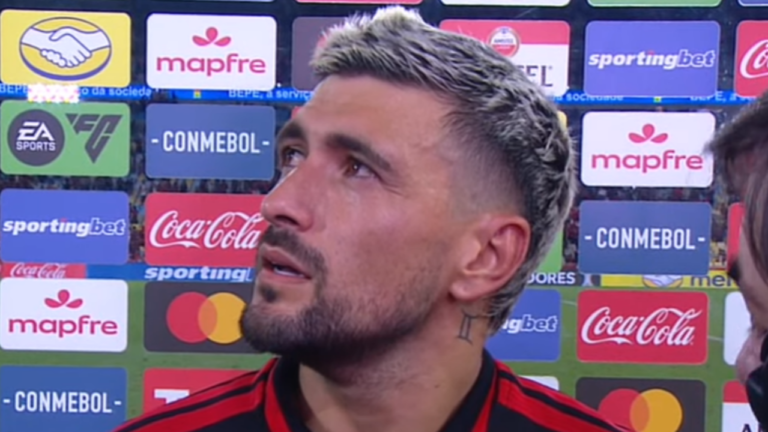 Arrascaeta critica gramado do Maracanã após classificação do Flamengo na Libertadores