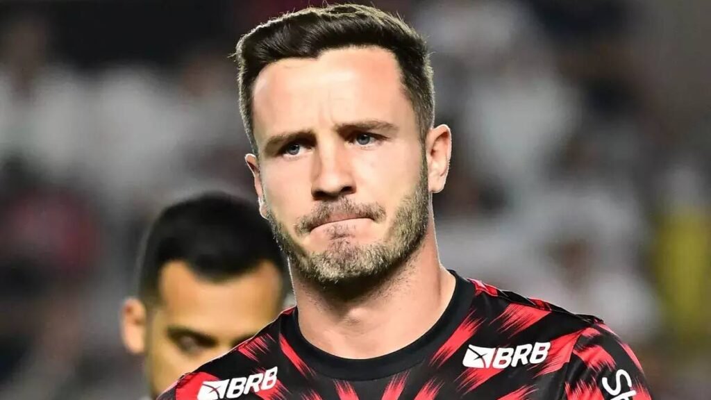 Flamengo vence o Bragantino por 2 a 1, e Saúl cobra mais minutos