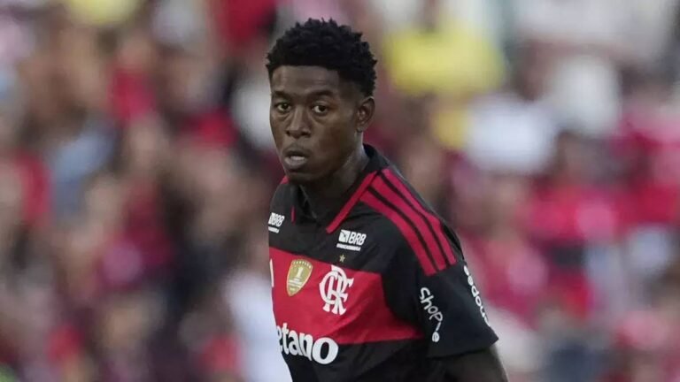 Vitão busca espaço no Flamengo enquanto tenta se adaptar ao modelo defensivo