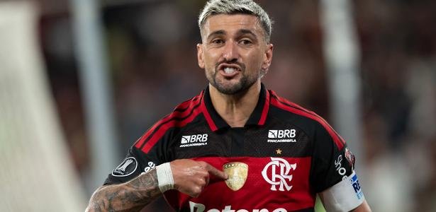 Rossi e Arrascaeta voltam a reclamar do gramado após Flamengo x Del Valle