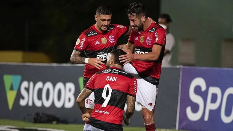 Maurício Isla anuncia aposentadoria e encerra carreira aos 38 anos