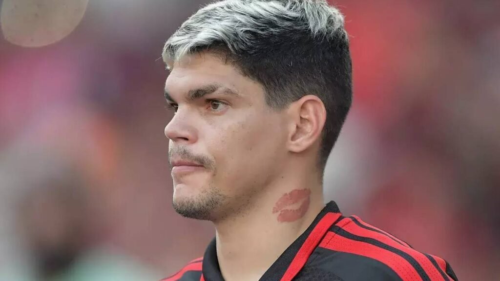 Ayrton Lucas deve seguir entre os titulares do Flamengo após falha contra o Del Valle