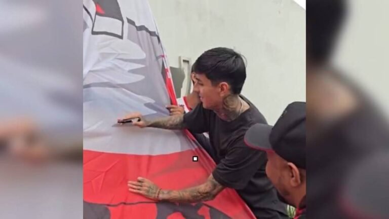 Torcida Jovem entrega bandeira a Erick Pulgar na entrada do Ninho do Urubu
