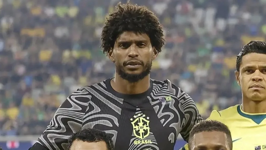 Hugo Souza cita Flamengo ao falar sobre críticas após gol pela Seleção