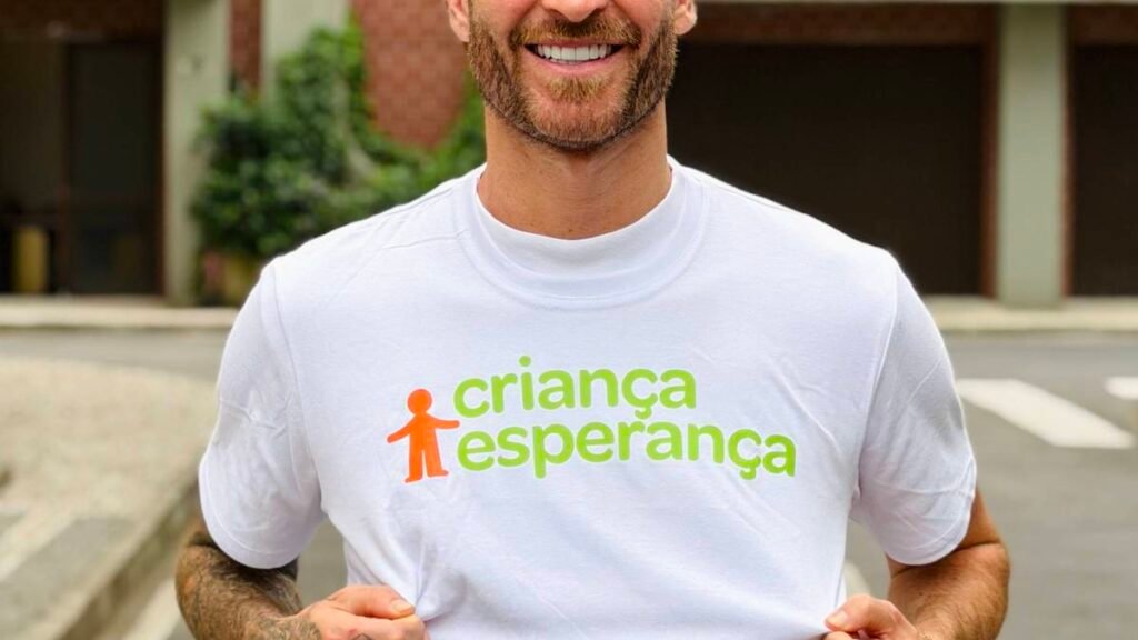 Léo Pereira participa de ação do Criança Esperança nos Estúdios Globo