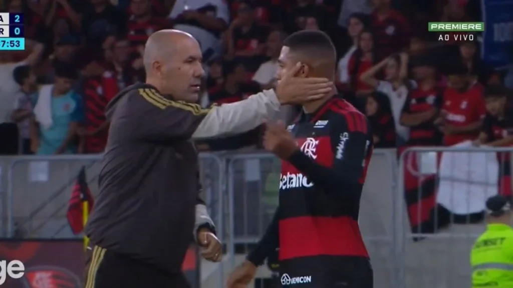 Samuel Lino explica reação após ser substituído em Flamengo x Mirassol