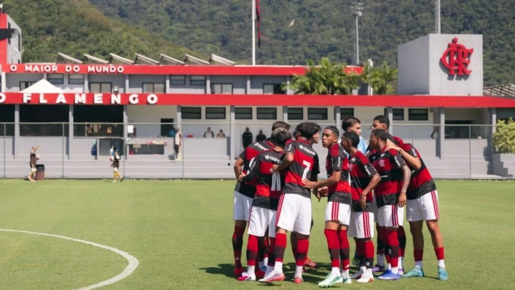 Joshua critica arbitragem após entrada em Flamengo x Fluminense no Carioca Sub-20