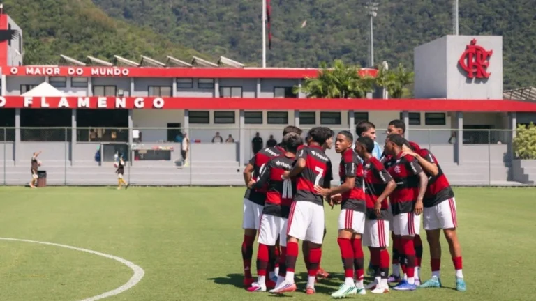Joshua critica arbitragem após entrada em Flamengo x Fluminense no Carioca Sub-20