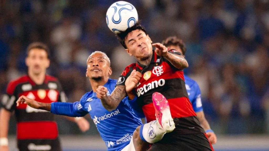 Flamengo discute linha de produtos de Erick Pulgar, com boneco entre as ideias