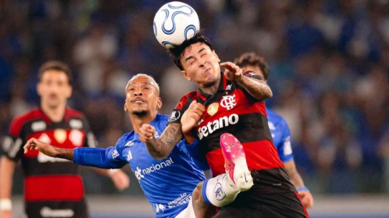 Flamengo discute linha de produtos de Erick Pulgar, com boneco entre as ideias