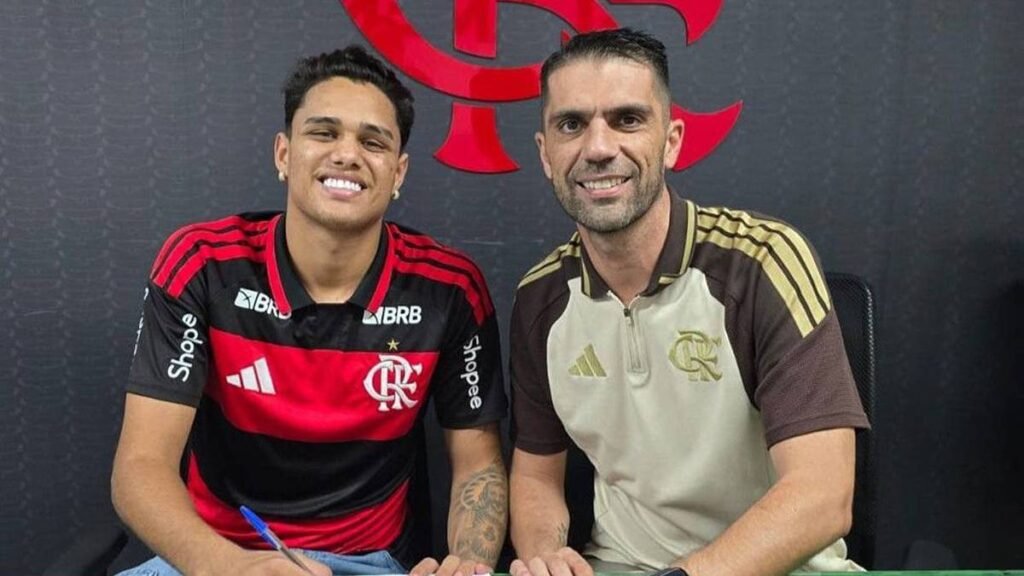 Flamengo anuncia Juliano Viana com contrato de três anos