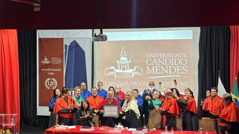 Zico recebe título de Doutor Honoris Causa da Universidade Candido Mendes