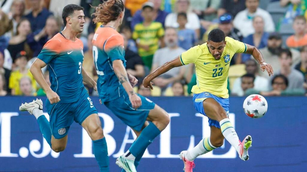 Flamengo terá Pedro e Samuel Lino à disposição, mas deve perder Varela e Valencia contra o Santos
