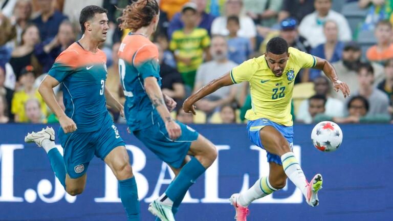 Flamengo terá Pedro e Samuel Lino à disposição, mas deve perder Varela e Valencia contra o Santos
