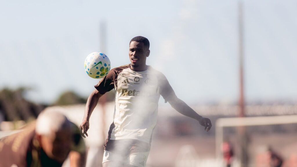 Evertton Araújo se aproxima da volta aos treinos no Flamengo após lesão muscular