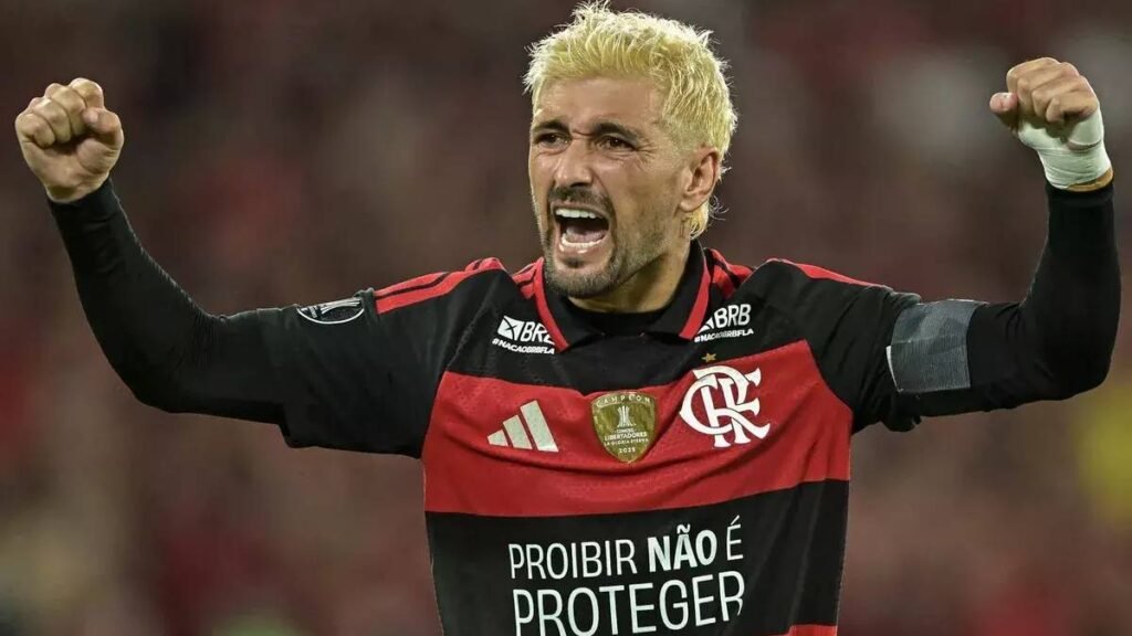 Arrascaeta convoca torcida do Flamengo após eliminação para o Estudiantes