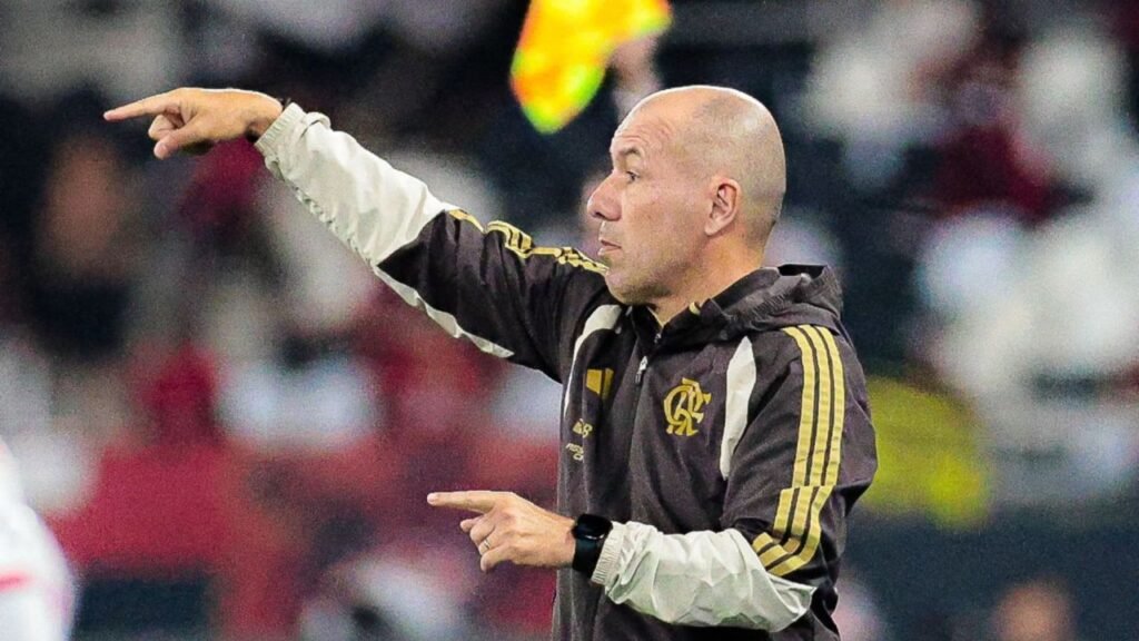 Leonardo Jardim valoriza vitória do Flamengo sobre o Vasco e pede foco jogo a jogo