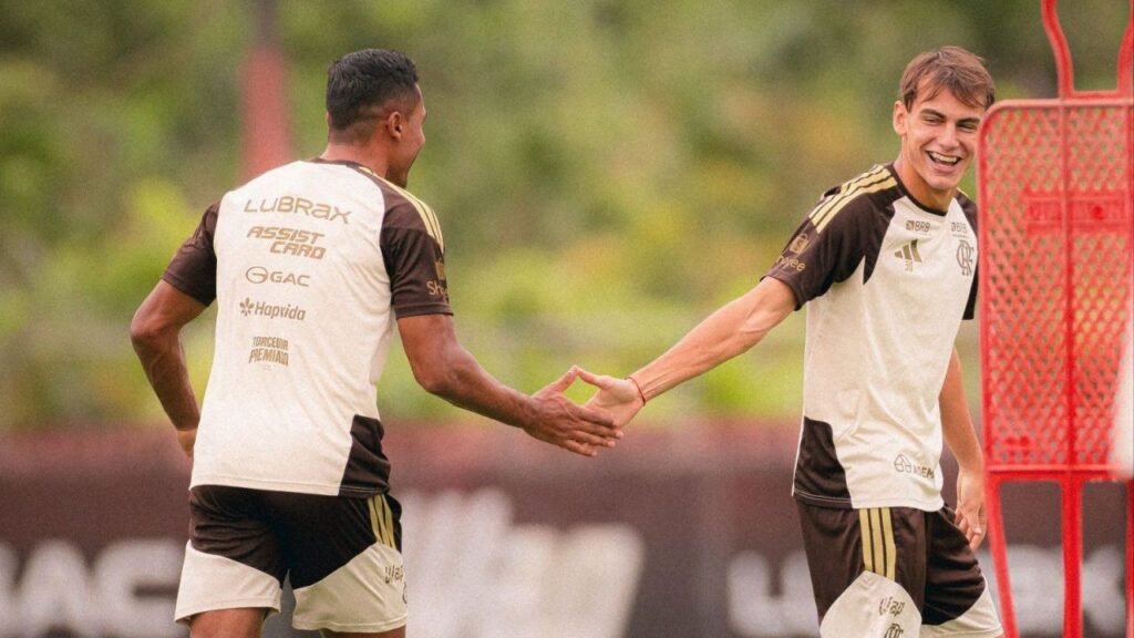 Flamengo divulga relacionados para clássico com o Vasco sem Alex Sandro, De la Cruz e Carrascal