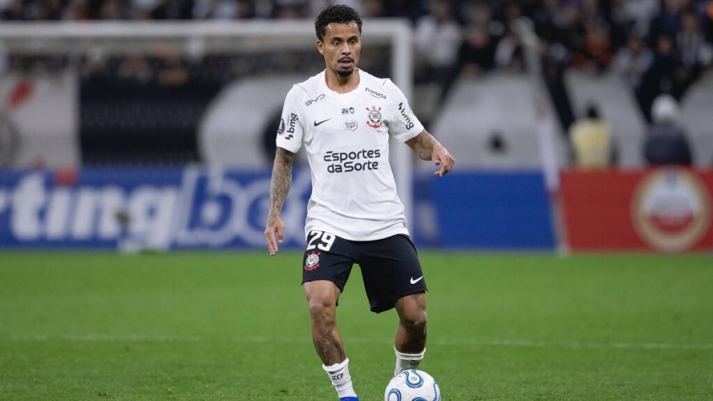 Flamengo reavalia seis emprestados e coloca Carlinhos e Viña no centro da análise