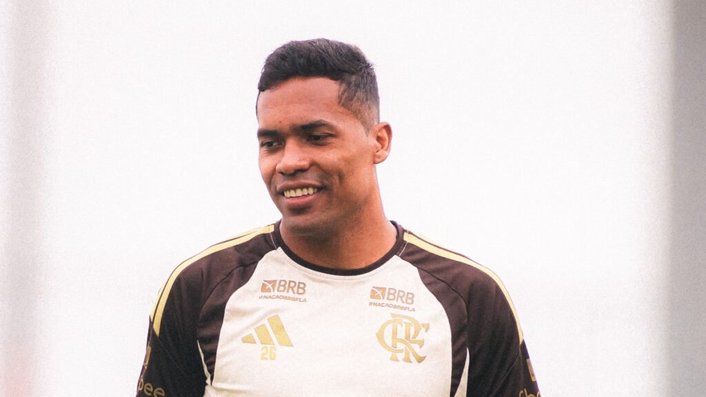 Alex Sandro treina normalmente e fica à disposição do Flamengo contra o Estudiantes