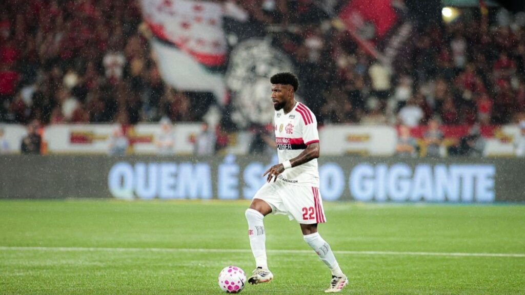 Emerson Royal destaca força do grupo após Flamengo 4 a 1 Vasco