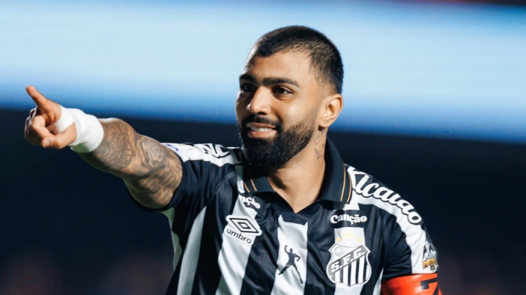 Gabigol deixa a Vila Belmiro com camisa do Flamengo e aplaude a torcida após Santos 2 x 2