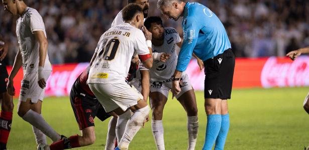 Arbitragem de Daronco em Santos x Flamengo entra em debate após dois pênaltis