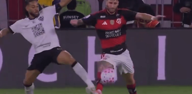 Ex-árbitros divergem sobre pênalti para o Flamengo contra o Atlético-MG