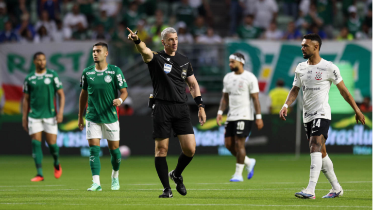 Palmeiras vence o Corinthians e mantém um ponto de distância para o Flamengo no Brasileirão