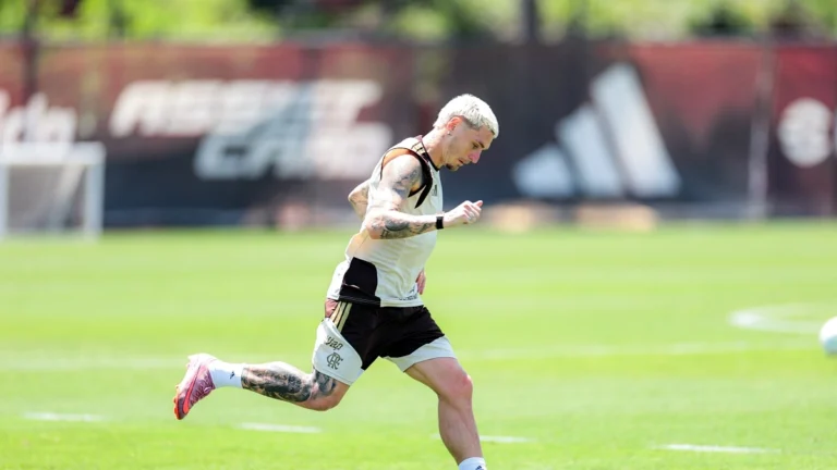 Varela volta aos treinos e reaparece como opção do Flamengo para clássico com o Fluminense