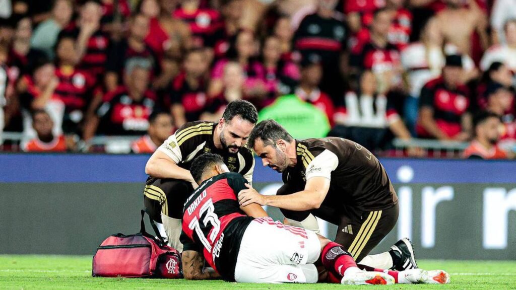 Flamengo protesta após fratura de Danilo e critica arbitragem por lances agressivos